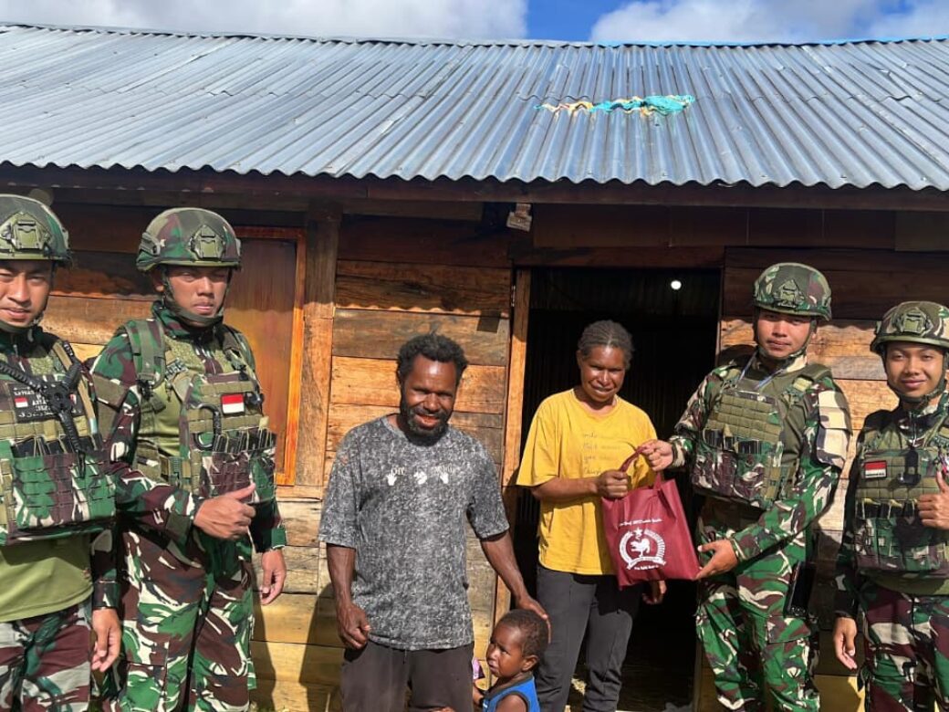 TNI Satgas Yonif 521DY Tebar Kasih di Papua