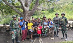 Sentuhan Humanis Satgas Yonif 521/DY Pererat Kebersamaan TNI dan Masyarakat Papua di Yahukimo